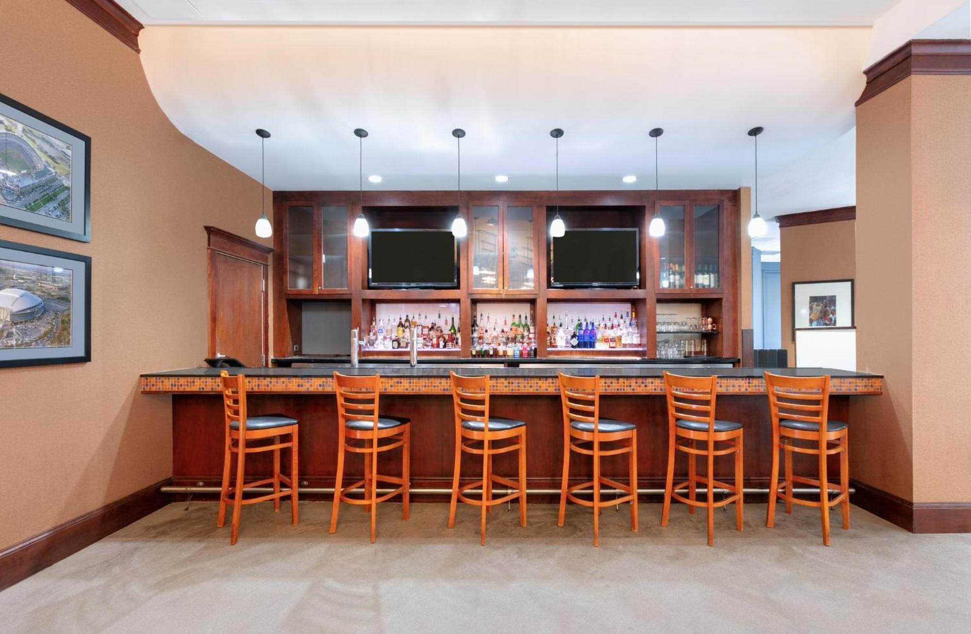 Crowne Plaza Suites Arlington By Ihg Exterior foto
